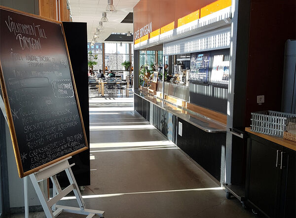 Restaurant area at IKDC. Photo.