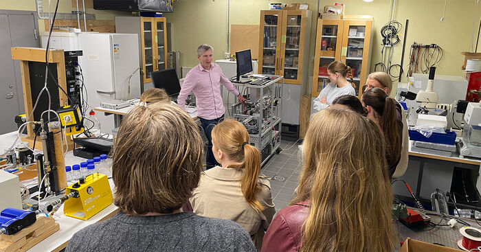 besök av studenter i labbmiljö. Foto.