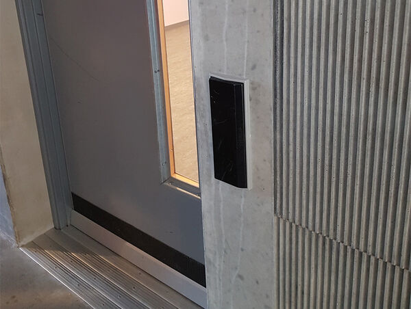 Door opener outside room. Photo.