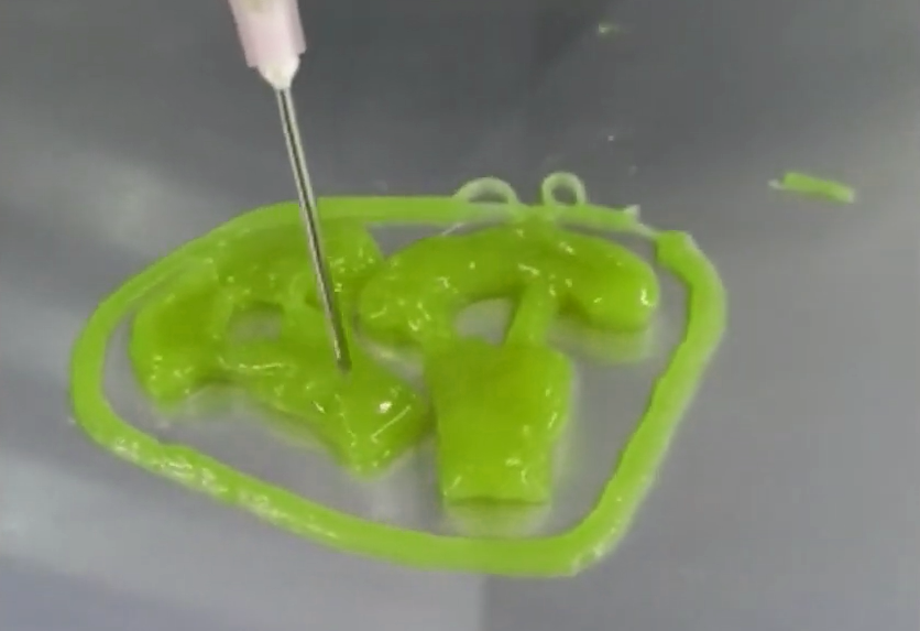 Närbild på en bit broccoli som skrivs ut i 3D-skrivare i grönt material. Foto.