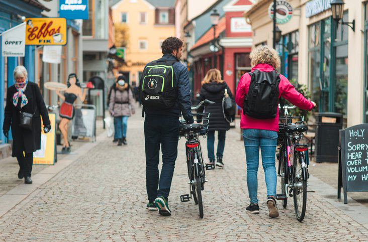 Personer som promenerar på en stadsgata. Foto.