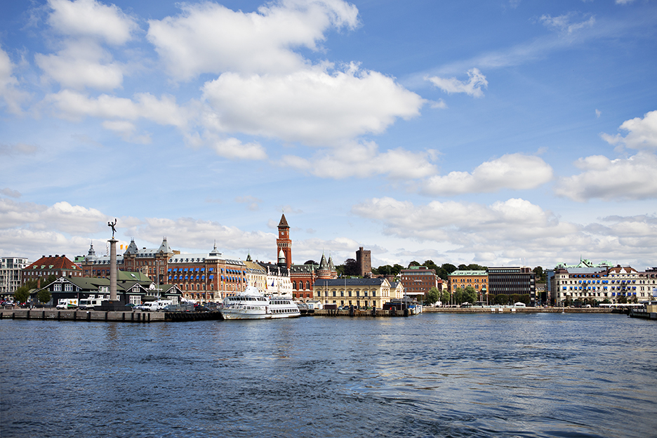 Vy med vatten, båtar och land. Foto.