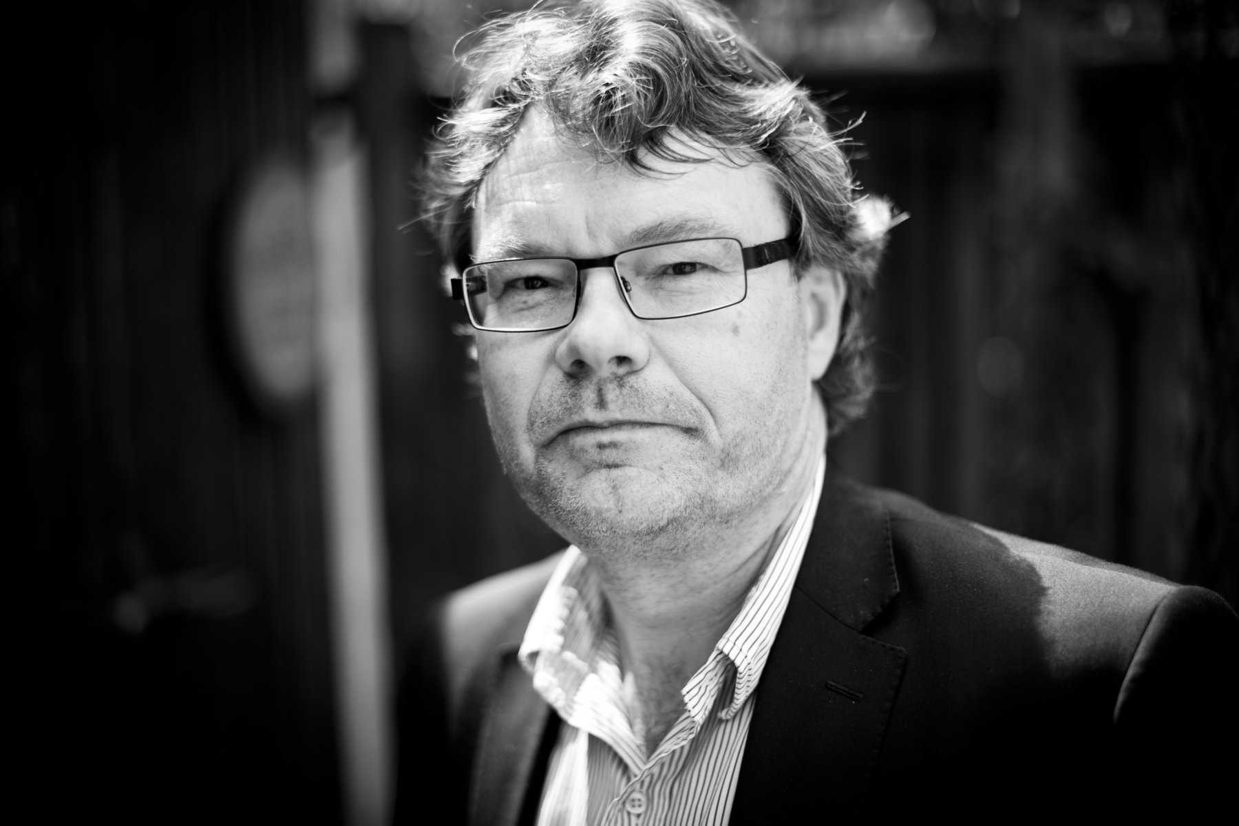 svartvitt porträtt av man. Foto.