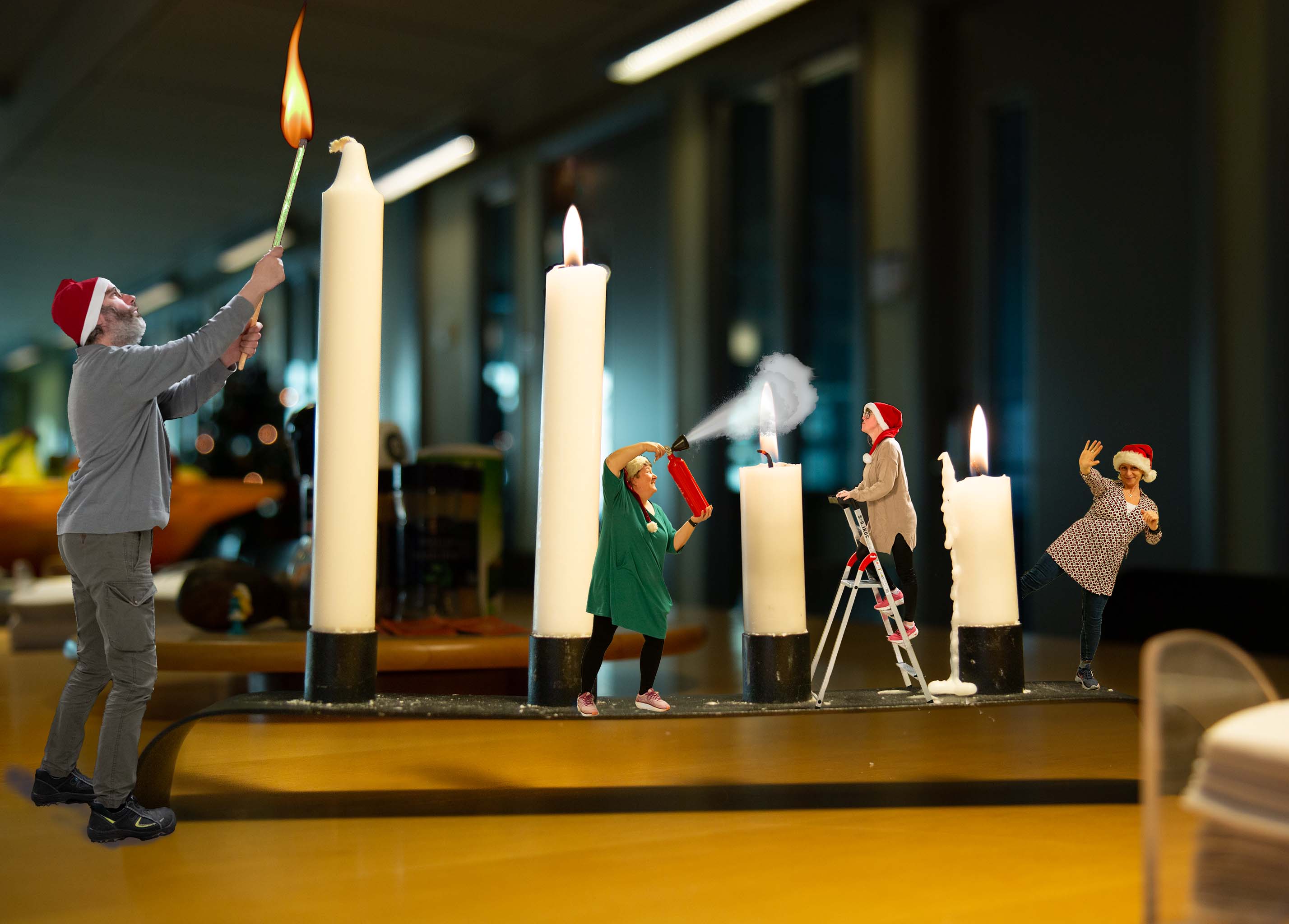 Servicegruppen i miniatyr leker med en adventsljusstake. Fotomanipulation. 