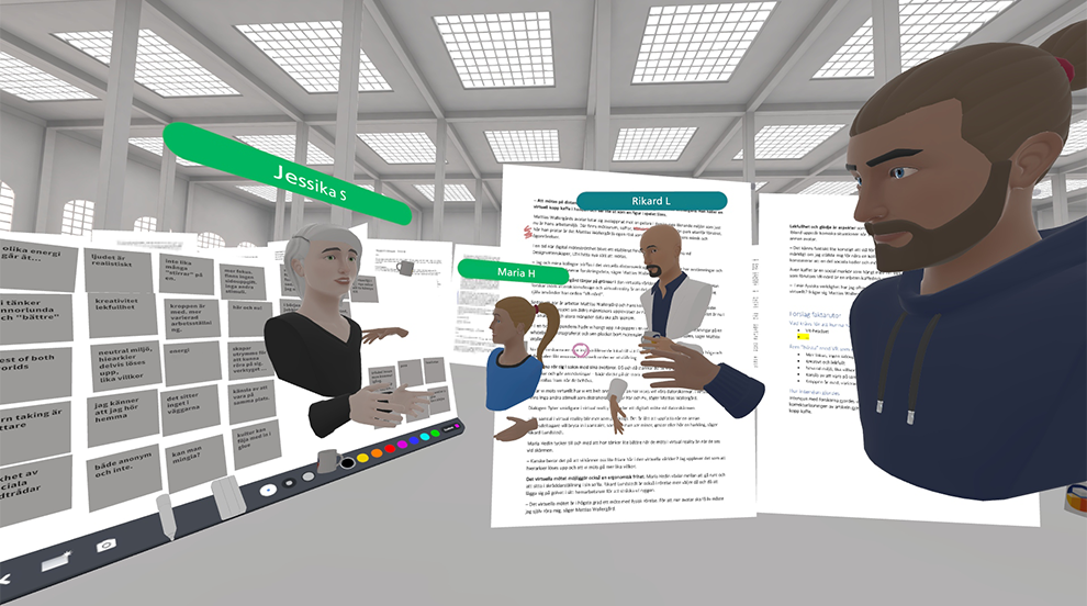 fyra digitala avatarer svävar framför en vägg av text i virtual reality. Skärmavbild. 
