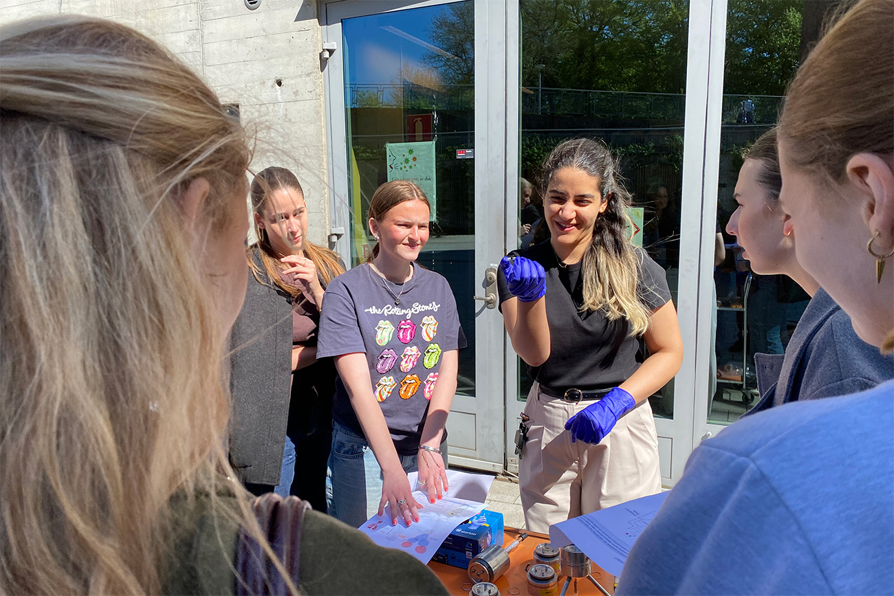 unga studenter deltar i experiment utomhus. Foto. 