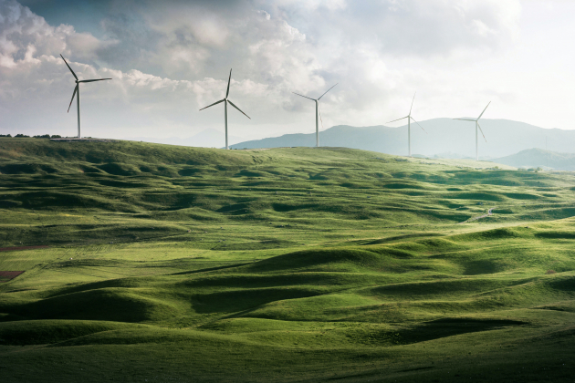 vindkraftverk på gröna kullar. Foto. 
