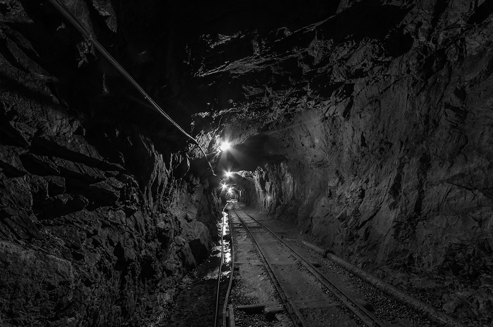 En tunnel i en gruva. Foto.