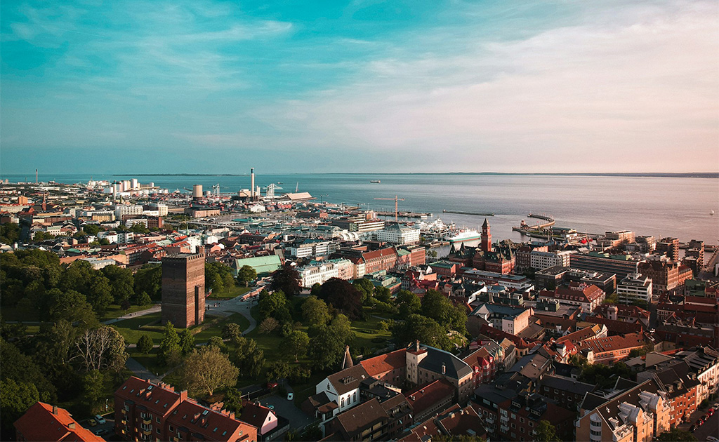 Vy över Helsingborg ut mot havet. Foto. 