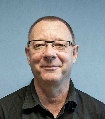 man i mörk skjorta. Foto.