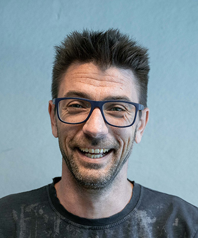 man i mörk t-shirt. Foto.