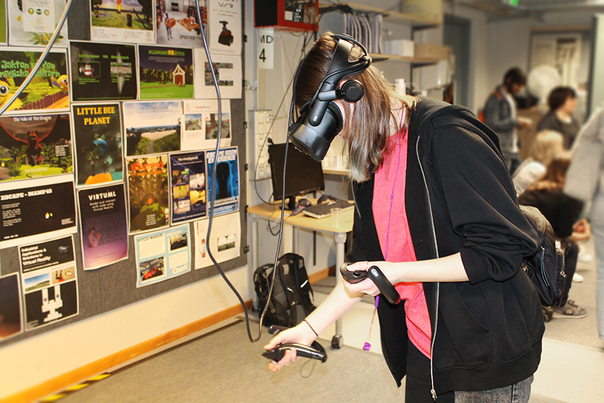 Person som använder VR headset och handkontroller.