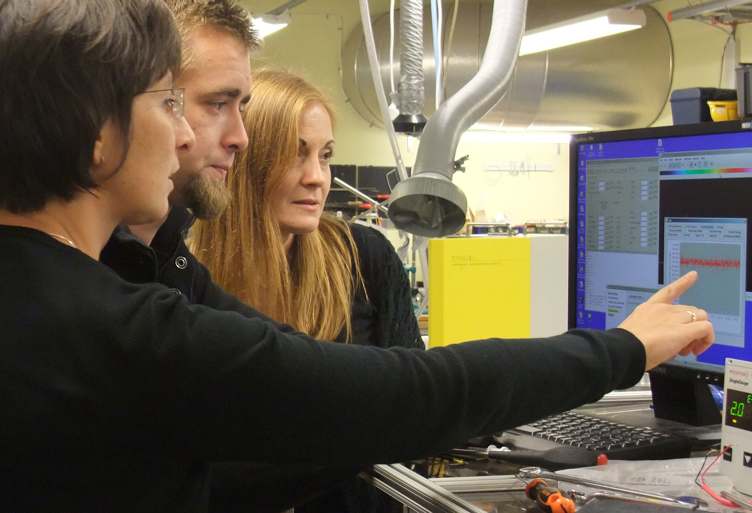 Researchers in a lab. Photo.